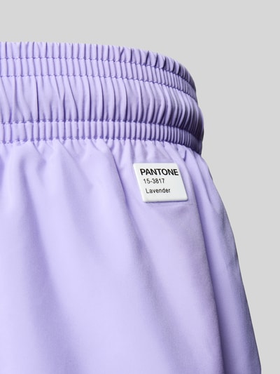 Produktfoto, Badehose mit Logo-Print Modell 'Lighting Pantone' von MC2 Saint Barth in Lavendel, Geschenkbox, Logo-Patch, glatte Textur