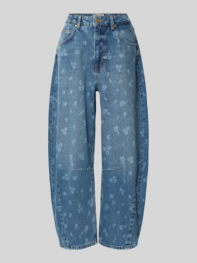 Produktfoto, Barrel Fit Jeans aus reiner Baumwolle Modell 'JO1' von Essentiel Antwerp in klassischer Denim-Optik mit Kontrastnähten, Label-Stitching-Applikation, 5-Pocket-Design, Verschluss mit Knopf und verdecktem Reißverschluss, florales Muster, robuste Textur