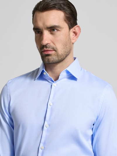 Männermodel trägt Slim Fit Business-Hemd mit Strukturmuster und Kentkragen von Jake*s aus reiner Baumwolle, Nahaufnahme Oberkörper.