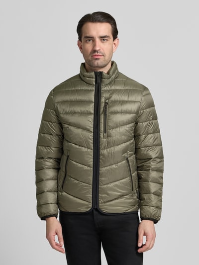 Männermodel trägt Regular Fit Steppjacke mit Stehkragen von Tom Tailor in Olivgrün, unifarben, mit Reißverschluss und Kontraststreifen, Ganzkörperansicht von vorne.