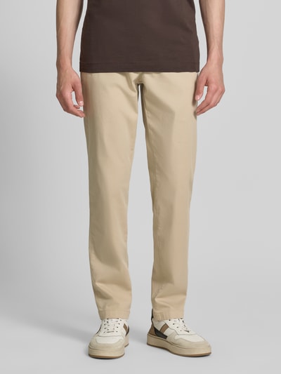 Männermodel trägt Slim Fit Hose mit Eingrifftaschen Modell 'Tybalt 5' von g1920 in Beige, Baumwoll-Lyocell-Mix, Soft Touch, Ganzkörperansicht von vorne.