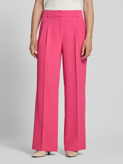Frauenmodel trägt Wide Fit Stoffhose mit Bügelfalten von Christian Berg Woman Selection in Pink, Elastischer-Material-Mix, Nahaufnahme Oberkörper. Bundweite bei Größe 36: 40 cm, Innenbeinlänge bei Größe 36: 82 cm, Gesäßtaschen, Haken-Reißverschluss.
