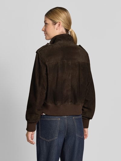 Frauenmodel trägt Regular Fit Lederjacke aus echtem Ziegenleder von Marc O'Polo, dunkelbraun, samtige Textur, Ganzkörperansicht Rückansicht. Damen Leder- / Kunstlederjacke von Marc O'Polo