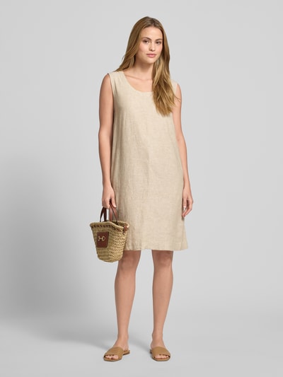 Frauenmodel trägt knielanges Kleid aus Leinen-Viskose-Mix Modell 'LAVA' von FREE/QUENT in hellem Beige, strukturierte Oberfläche, gerader Schnitt, Daydress, Rundhalsausschnitt, Ganzkörperansicht von vorne.