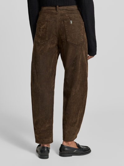 Frauenmodel trägt High Waist Barrel Fit Hose mit Eingrifftaschen von Liu Jo White, brauner Baumwoll-Elasthan-Mix, Ganzkörperansicht Rückansicht.