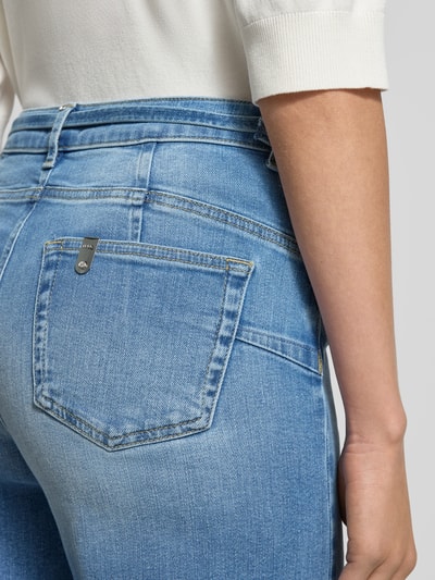 Frauenmodel trägt Flared Jeans mit 5-Pocket-Design von Liu Jo White aus hellblauem Baumwoll-Mix mit Stoffgürtel, Detailaufnahme Rückansicht.