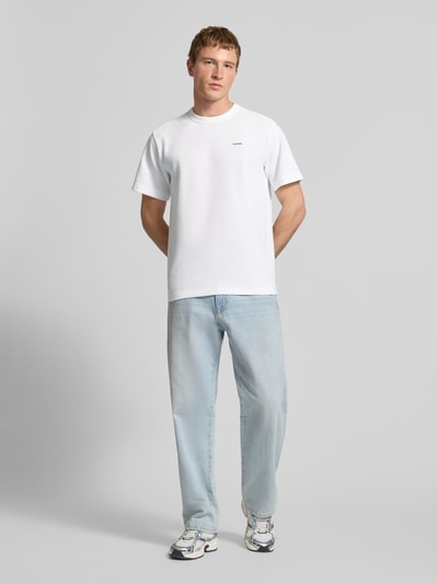 Mannenmodel draagt Regular Fit T-shirt met structuurpatroon van G-Star Raw in wit met subtiel logo, heren T-shirt, ronde hals, ruglengte maat M 71 cm, full body vooraanzicht.