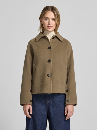 Frauenmodel trägt Relaxed Fit Jacke aus Woll-Mix mit Umlegekragen von Blonde No. 8 in Beige, Knopfleiste, Eingrifftaschen, lockerer Schnitt, Ganzkörperansicht von vorne.