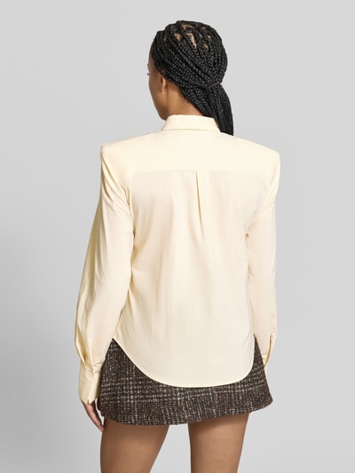Frauenmodel trägt Hemdbluse aus Baumwoll-Mix von Iro in Creme mit Hemdblusenkragen und Knopfleiste, Strukturmix, Ganzkörperansicht Rückansicht.