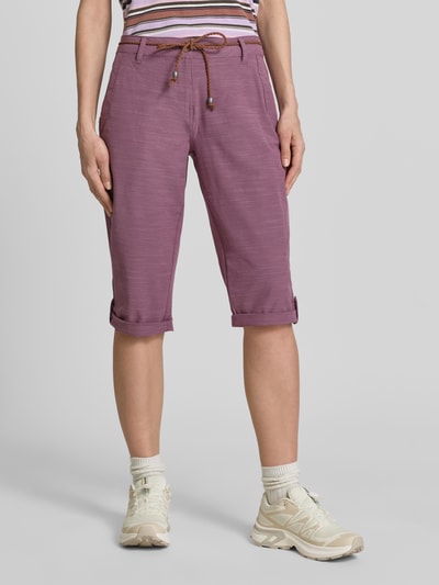 Frauenmodel trägt Bermudas mit Gürtel und Eingrifftaschen von G.I.G.A. DX, Baumwoll-Mix mit Stretch-Anteil, Körpernaher-Schnitt, Knopf-Reißverschluss, Flecht-Optik-Gürtel, seitliche Eingrifftaschen, Gesäßtaschen, Bundweite bei Größe 36: 40 cm, Innenbeinlänge bei Größe 36: 46 cm, matter Fliederton, dezente Textur, Ganzkörperansicht von vorne.
