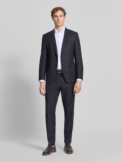 Männermodel trägt Modern Fit Business-Hemd mit Button-Down-Kragen von OLYMP, Reine Baumwolle, weiße Farbe, Ganzkörperansicht von vorne, Business-Look mit Brusttasche, Rückenlänge 80 cm, Schulterbreite 47 cm, Ärmellänge 65 cm bei Größe 40.