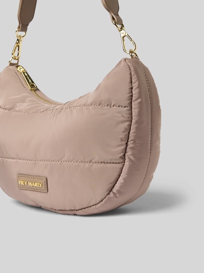 Produktfoto, Shoulder Bag mit Logo-Detail Modell 'Lifetime Buddy' von Hey Marly in Beige, Stepp-Optik, goldene Details, strukturierte Oberfläche, Hauptfach mit Reißverschluss, abnehmbarer Schulterriemen, Maße 30x21x8 cm, Länge Schulterriemen 71 cm