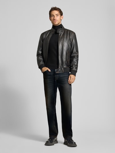 Mannelijk model draagt Rollkragenpullover aus Viskose-Mix in Ripp-Optik van Antony Morato in zwart, slim fit, Ganzkörperansicht van voren.