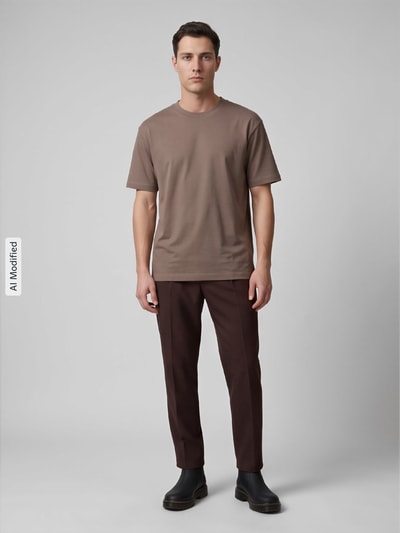 Männermodel trägt Relaxed Fit T-Shirt aus reiner Baumwolle von Marc O'Polo DENIM in Braun, glatte Textur, Ganzkörperansicht von vorne, KI-modifiziertes Bild.