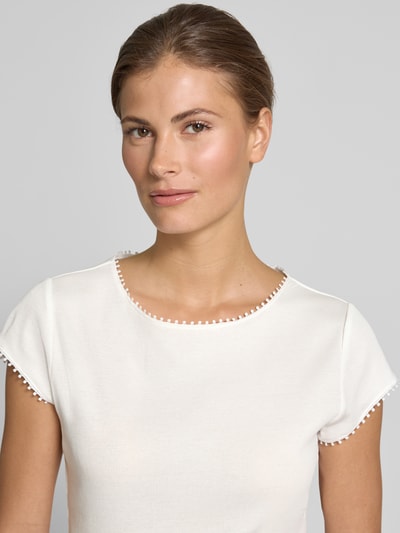 Frauenmodel trägt Damen T-Shirt mit Rundhalsausschnitt von Comma aus Reiner Baumwolle, Regular-Fit, Feinripp, Nahaufnahme Oberkörper.