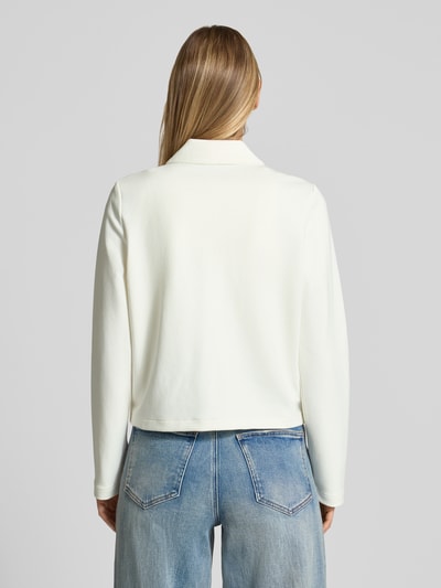 Frauenmodel trägt Regular Fit Kurzblazer aus Baumwoll-Mix von Tom Tailor in Optik: Unifarben, Strukturiert, Materialverarbeitung: Ripp, Ganzkörperansicht Rückansicht.