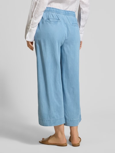 Frauenmodel trägt Culotte mit elastischem Bund und Kordelzug von Christian Berg Woman, Lyocell-Mix, Loose-Fit, Gesäßleistentaschen, Ganzkörperansicht Rückansicht.