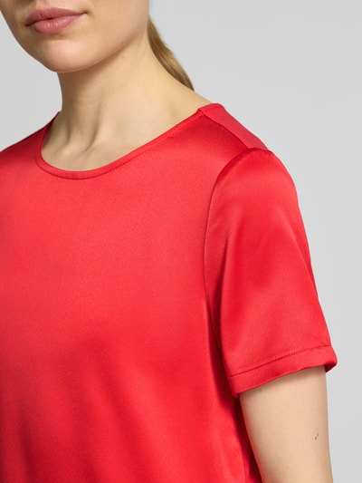 Frauenmodel trägt Regular Fit Bluse aus Satin von Christian Berg Woman Selection in leuchtendem Rot, glatte Textur, Nahaufnahme Oberkörper.