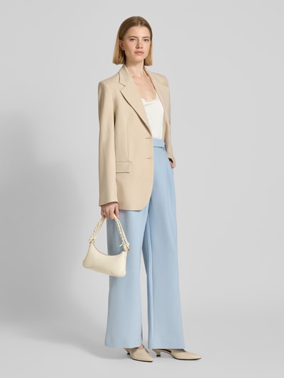 Kobiece modelka nosi Regular Fit Top mit Viskose-Anteil von Oui, jasny materiał, satyna, okrągły dekolt, krój regular fit, długość pleców 60 cm w rozmiarze 36, całopostaciowy widok z przodu.