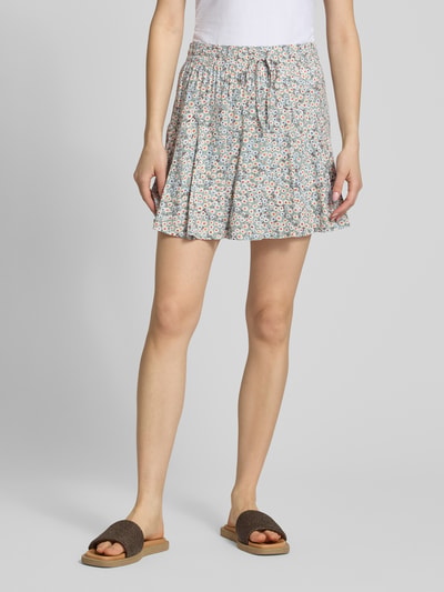 Frauenmodel trägt Mini-Skort aus reiner Viskose Modell 'NALA LIFE' von Only mit Allover-Muster, elastischem Bund, Ganzkörperansicht von vorne.