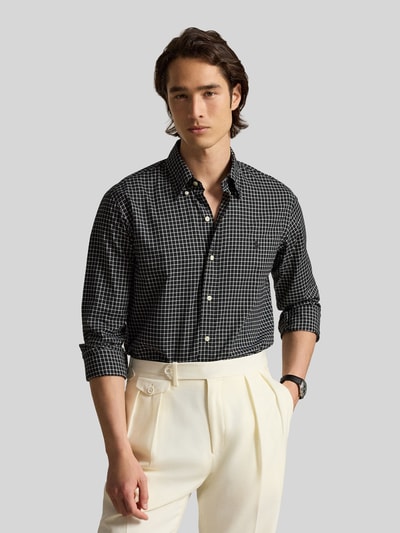 Männermodel trägt Custom Fit Freizeithemd aus reiner Baumwolle von Polo Ralph Lauren, kariert in Schwarz und Weiß, Nahaufnahme Oberkörper. Herren Freizeithemd von Polo Ralph Lauren