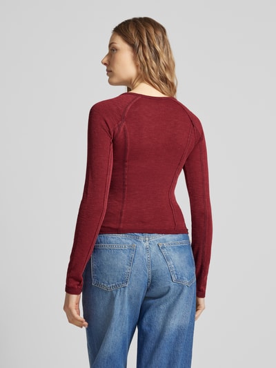 Guess Jeans Cropped Longsleeve mit V-Ausschnitt Bordeaux 5