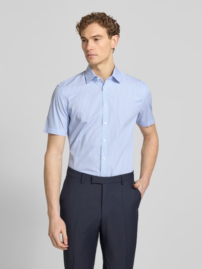 Männermodel trägt Slim Fit Business-Hemd aus Baumwolle mit Kentkragen von Jake*s, lichtblauw wit gestreept, knoopsluiting, 1/2-mouwen, puur katoen, ruglengte 79 cm, schouderbreedte 47 cm, mouwlengte 24 cm, Ganzkörperansicht von vorne.