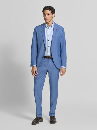 Männermodel trägt Regular Fit Sakko mit Schurwoll-Anteil Modell 'Monopoly' von CINQUE in Hellblau, Ganzkörperansicht von vorne. Elastischer Material-Mix, Reverskragen, Brust- und Pattentaschen, 2-Knopfleiste, Bundweite 46 cm, Rückenlänge 72 cm, Schulterbreite 49 cm, Ärmellänge 65 cm, Innenbeinlänge 77 cm.