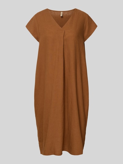 Produktfoto, Knielanges Leinenkleid mit V-Ausschnitt Modell 'Ina' von Soyaconcept in Braun, lockerer Schnitt, seitliche Schlitze, Leinen-Mix mit Viskose