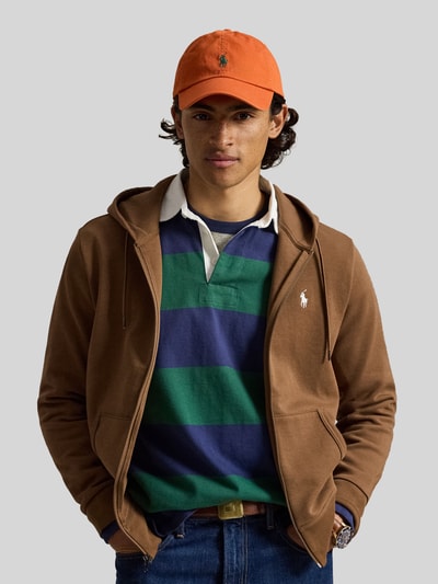 Mężczyzna nosi Regular Fit Sweatjacke aus Baumwoll-Mix von Polo Ralph Lauren w kolorze brązowym, jednolita tekstura, nahaufnahme górnej części ciała.