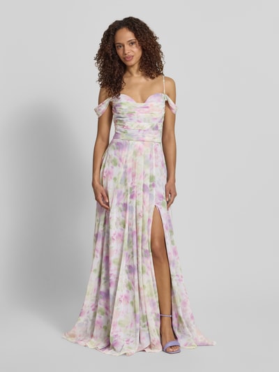 Frauenmodel trägt Maxikleid im Allover-Look von Mascara aus Chiffon, Taillierter Schnitt, Pastellfarben, Drapierungen, Ganzkörperansicht von vorne.