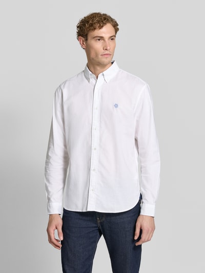 Männermodel trägt Regular Fit Freizeithemd aus reiner Baumwolle von MCNEAL, weiß, Button-Down-Kragen, Logo-Stitching, Ganzkörperansicht von vorne.