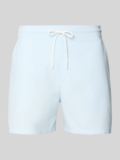 Produktfoto, Regular Fit Badehose mit Label Stitching von Tommy Hilfiger in hellblau-weißem Streifenmuster, Tunnelzugbund, unifarbene Optik