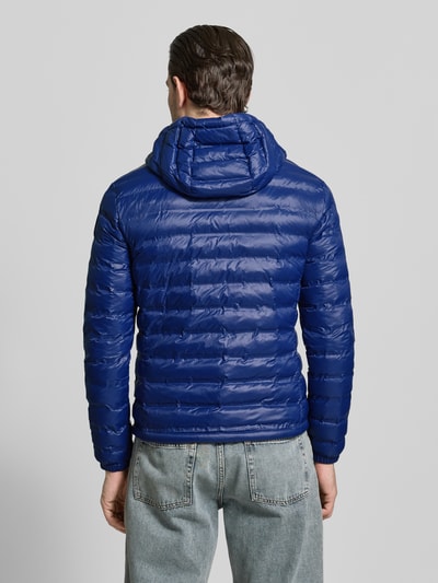 Männermodel trägt Steppjacke mit Zweiwege-Reißverschluss Modell 'Charles' von Blauer Usa in Blau, Regular Fit, Kapuze, Ganzkörperansicht Rückansicht.