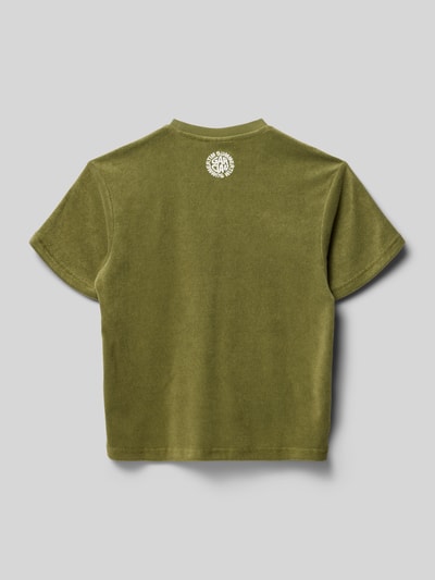 Jongen draagt Regular Fit T-Shirt met Logo-Detail van Garcia in olijfgroen, katoenmix, ronde hals, ruglengte maat 140: 58 cm. Ganzkörperansicht Rückansicht.
