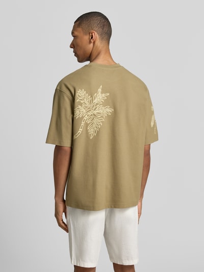 Männermodel trägt T-Shirt mit Motiv-Stitching von JAKE*S STUDIO MEN in Khaki, Baumwoll-Mix, Regular Fit, Rundhals, Rückenansicht Ganzkörperansicht.