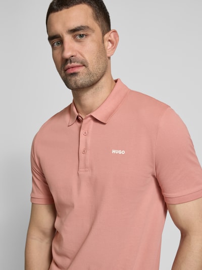 HUGO Poloshirt mit Label-Print Modell 'Donos' Lachs 3