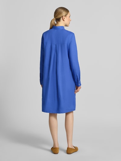 Vrouwenmodel draagt Leinenkleid mit Stehkragen und kurzer Knopfleiste van Christian Berg Woman in felblauw, recht model, knielengte, ruglengte bij maat 36: 99 cm, borstwijdte 49 cm, mouwen met vaste omslag, detailopname rugaanzicht.