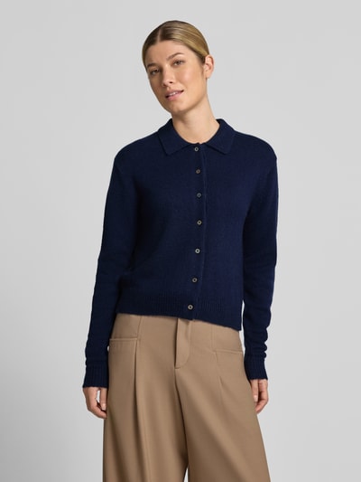 Vrouwenmodel draagt donkerblauw gebreid jack van Kasjmiermix met lanawol, regular fit, knoopsluiting, platte kraag, Model 'Gina' van 0039 Italy, dames, ribboorden, met lange mouwen, effen design, vooraanzicht van het hele lichaam.