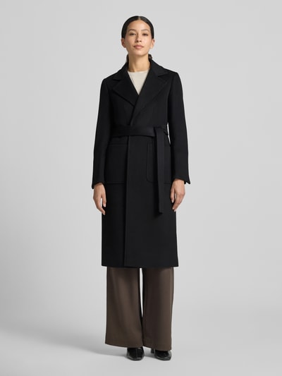 Frauenmodel trägt Regular Fit Mantel aus reiner Baumwolle Modell 'RUNAWAY' von MAX&Co. in Schwarz, glatte Struktur, Ganzkörperansicht von vorne. Damen Mantel von MAX&Co.