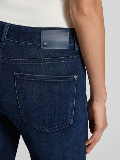 Frauenmodel trägt Flared Jeans mit 5-Pocket-Design Modell 'PARIS' von Cambio, dunkelblau, Viskose-Baumwoll-Mix, Detailaufnahme Rückenansicht.