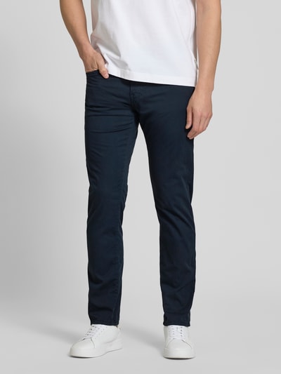 Männermodel trägt Regular Fit Hose mit Eingrifftaschen Modell 'Lyon' von Pierre Cardin aus Baumwoll-Elasthan-Mix, Ganzkörperansicht von vorne. Bundweite bei Größe 32/32: 43 cm, Innenbeinlänge: 79 cm.