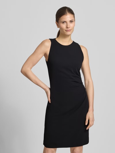 Frauenmodel trägt Tailliertes Businesskleid mit Raffung Modell 'KENDELA' von HUGO in Schwarz, Midi-Länge, Crêpe, Nahaufnahme Oberkörper.