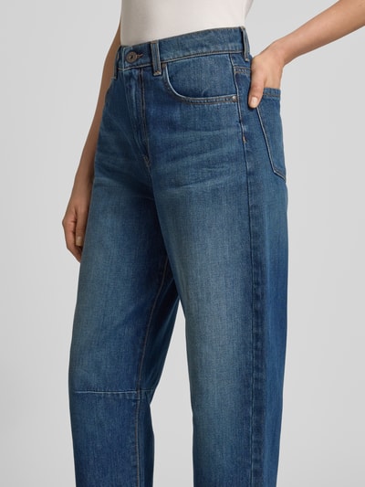 Frauenmodel trägt Regular Fit Barrel Jeans aus reiner Baumwolle Modell 'CADUCA' von Max Mara, blaue Denim-Struktur, Nahaufnahme Oberkörper, Damen Barrel Jeans von Weekend Max Mara.