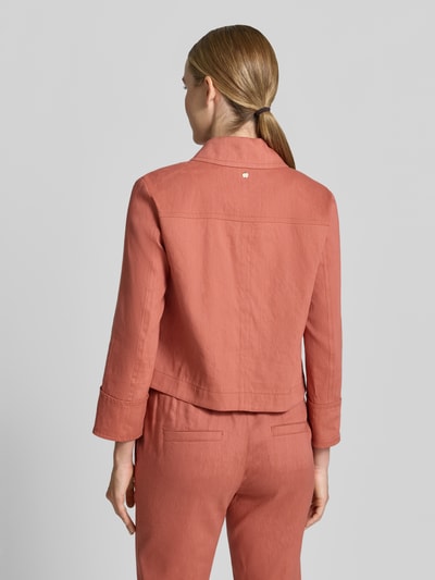 Frauenmodel trägt rosafarbenes Set mit Unifarbenes-Design und strukturierter Baumwolloptik, Ganzkörperansicht Rückansicht.