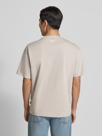 Männermodel trägt Regular Fit T-Shirt aus Baumwoll-Mix Modell 'TEETIM' von BOSS Orange, Optik: Unifarben, Label-Print, Ganzkörperansicht Rückansicht.
