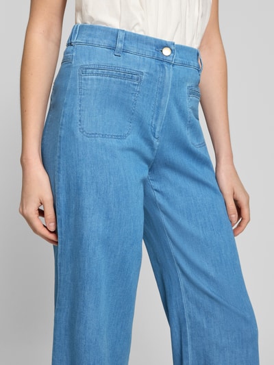 Frauenmodel trägt Regular Fit Culotte aus Baumwoll-Mix von Raphaela By Brax, Optik: Unifarben, Leistentaschen, Cropped, Nahaufnahme Oberkörper.