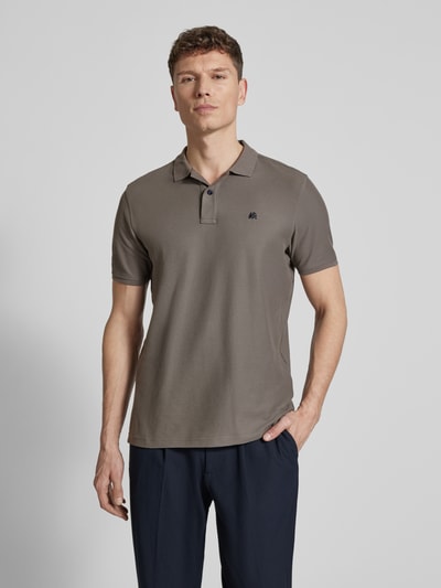 Męski model nosi Regular Fit Poloshirt mit Logo-Stitching Modell 'Performance' von Lerros, mieszanka bawełny, krój regular fit, długość tyłu w rozmiarze M 72 cm, z krótkim rękawem, kolor szary, gładka faktura, widok całej sylwetki z przodu.