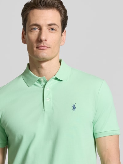 Męski model nosi Slim Fit Poloshirt aus Baumwoll-Mix od Polo Ralph Lauren, gładki, logo, kołnierzyk polo, piqué, krótki rękaw, bawełna-mix, zbliżenie na górną część ciała