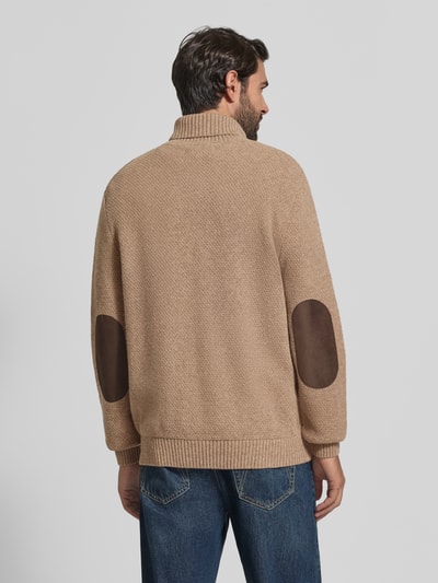 Mannenmodel draagt Pullover aus Wolle mit Rollkragen van BARBOUR in beige met structuur, kabelpatroon, geribde mouw- en rompzoom, zuivere wol, rugaanzicht.